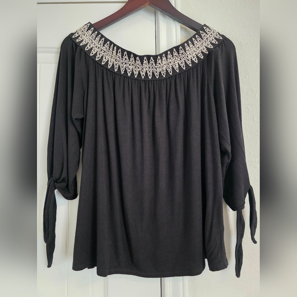 Pebble And Stone Black Off Shoulder Blouse Size M